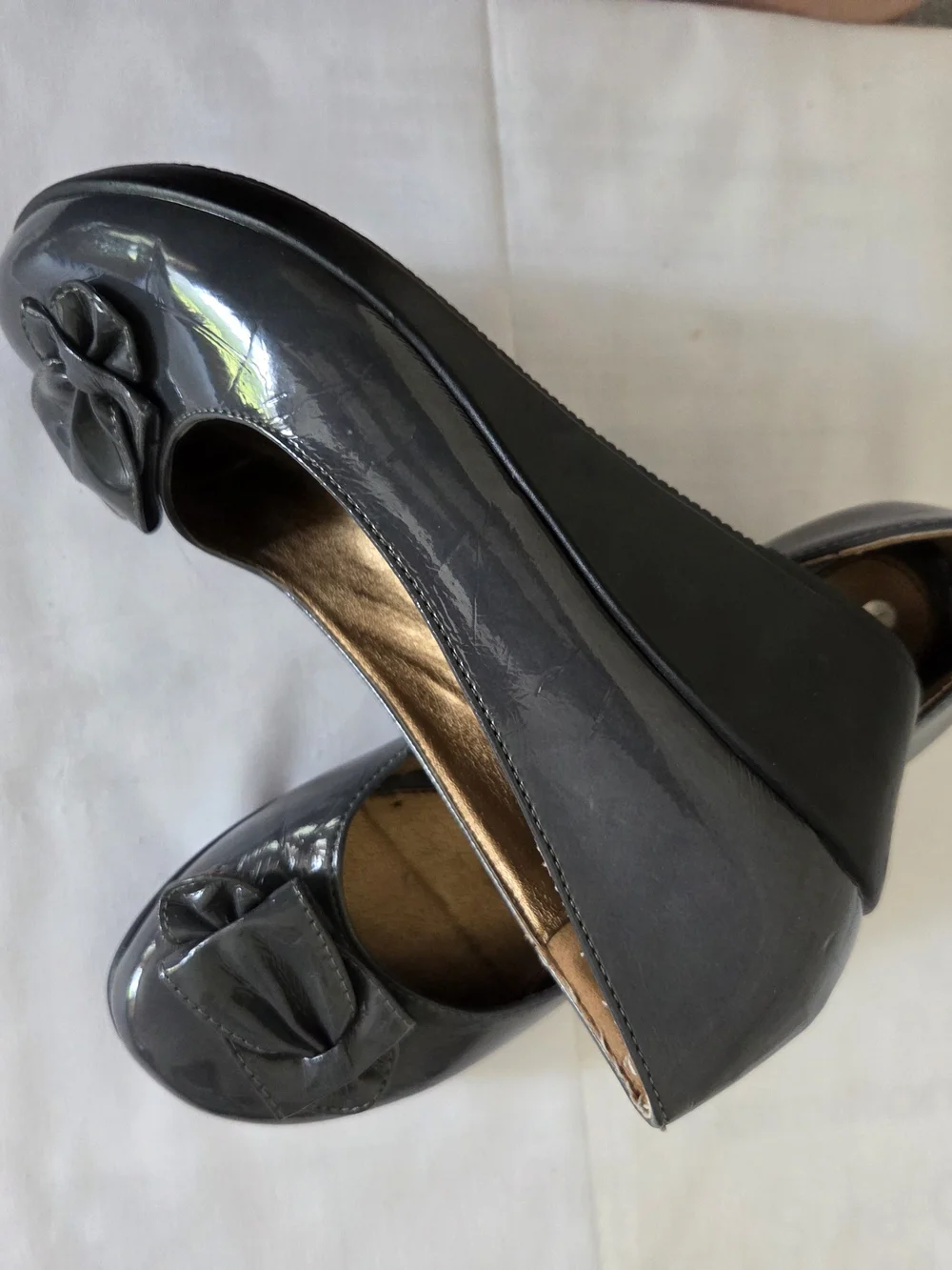 Women’s Grey Patent Ballet Flats with Bow